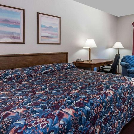 Super 8 By Wyndham Groton Hotel Exterior photo