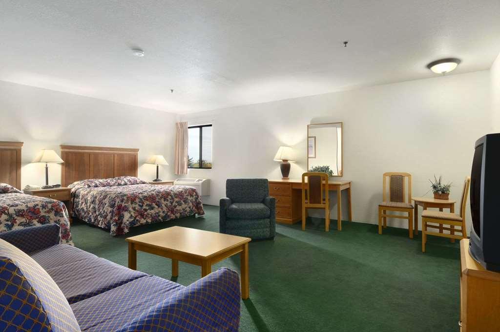 Super 8 By Wyndham Groton Hotel Room photo