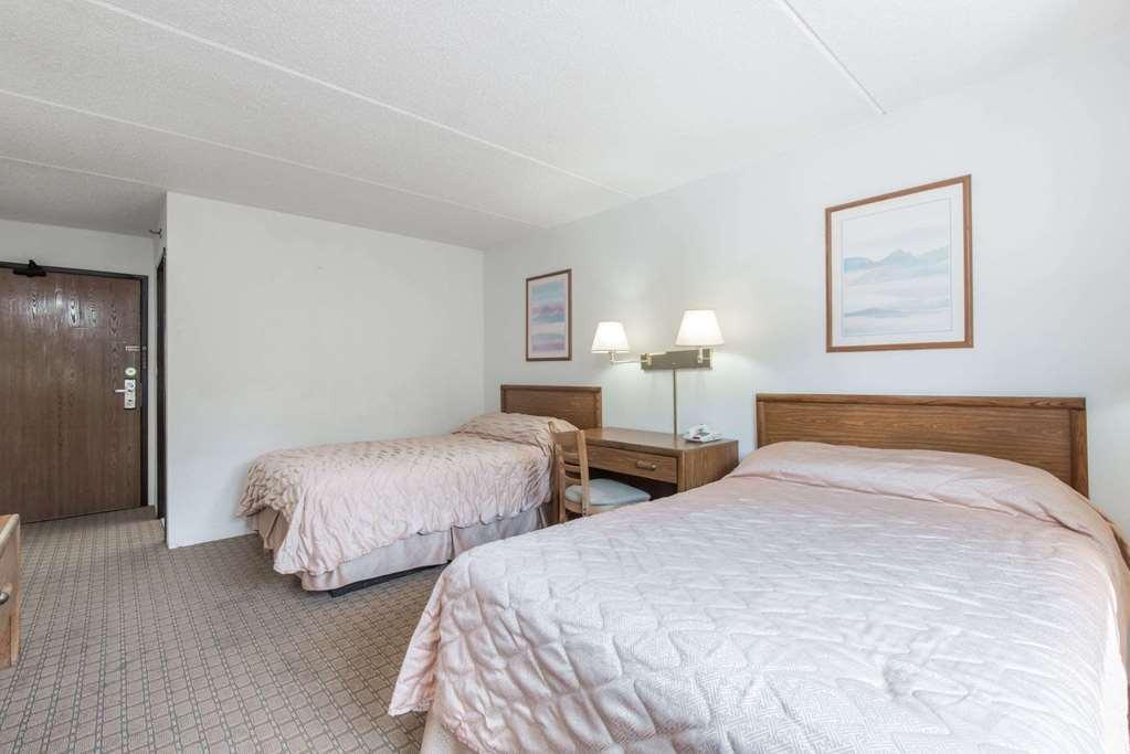 Super 8 By Wyndham Groton Hotel Room photo