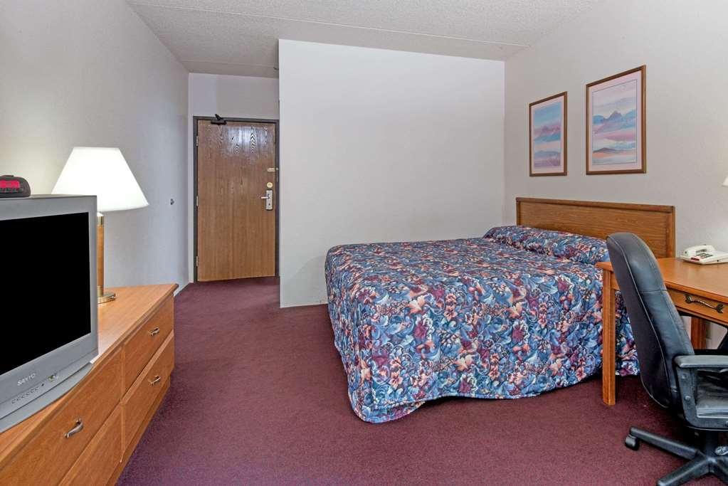 Super 8 By Wyndham Groton Hotel Room photo