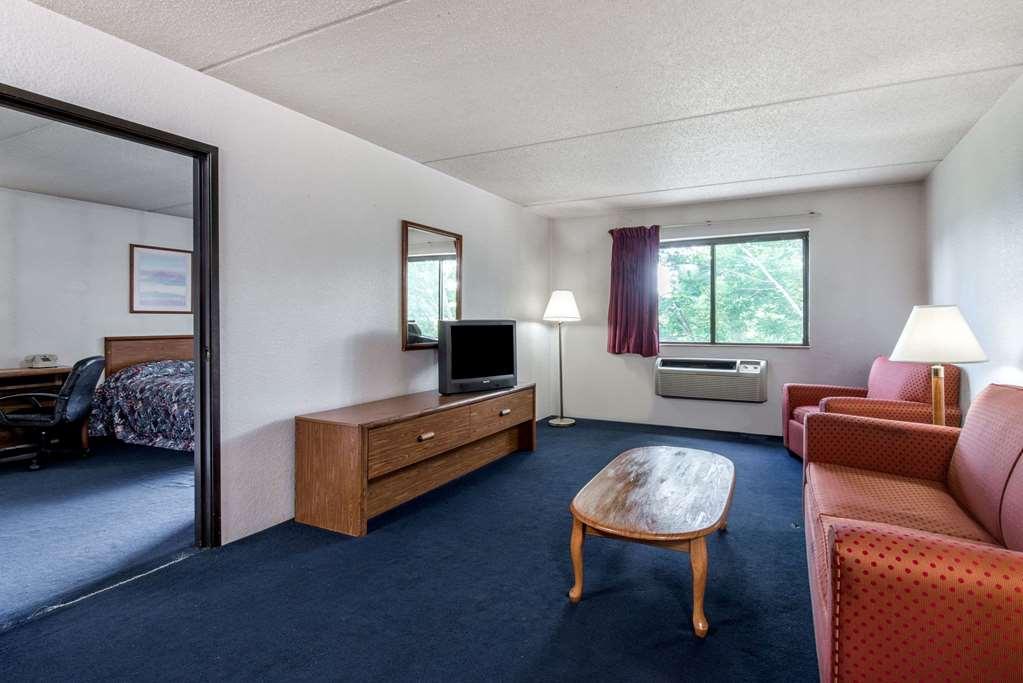 Super 8 By Wyndham Groton Hotel Room photo