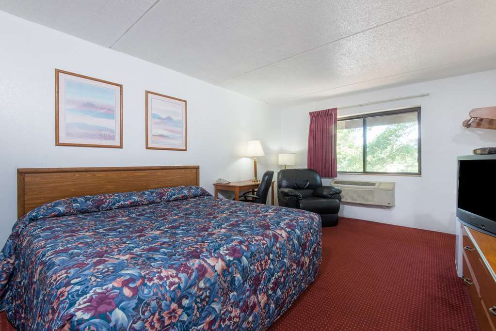 Super 8 By Wyndham Groton Hotel Room photo