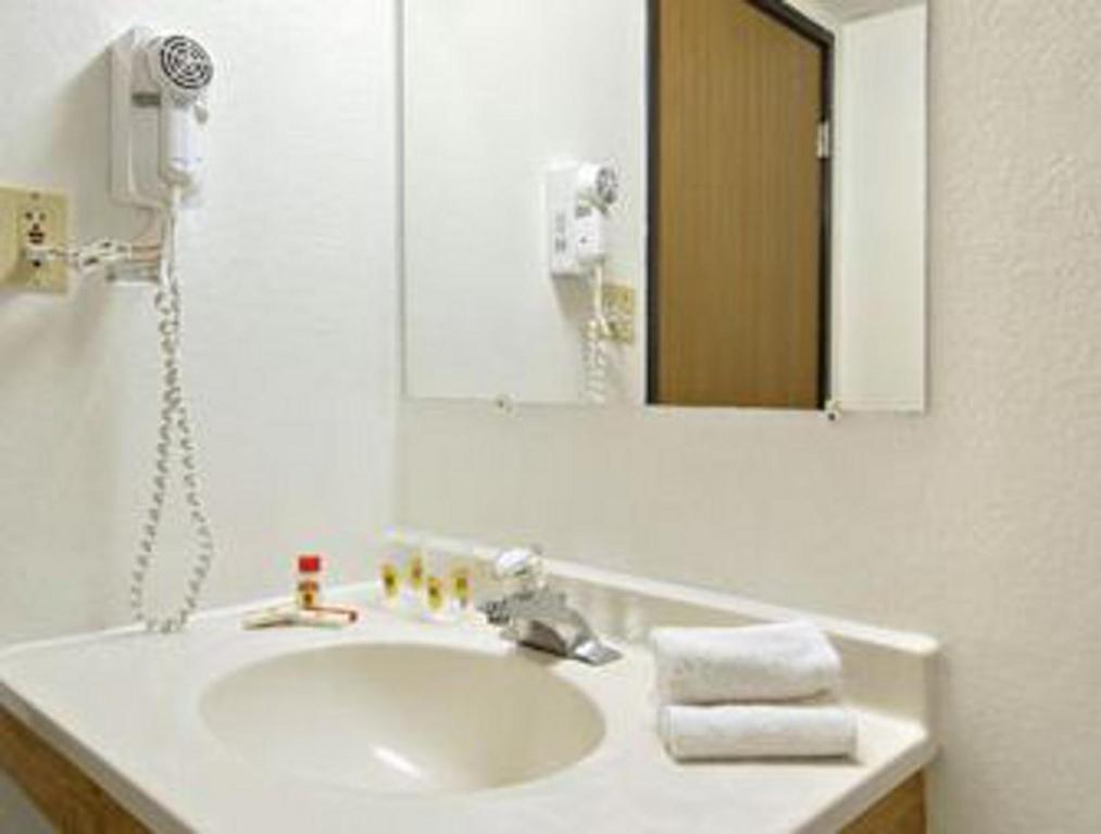Super 8 By Wyndham Groton Hotel Room photo